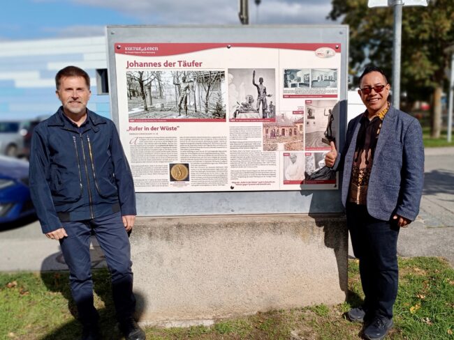 Kulturerleben Tafel Rufer in der Wüste von Joseph Heu, im Bild Ing. Manfred Große und Pfarrer Peter Pascalis
