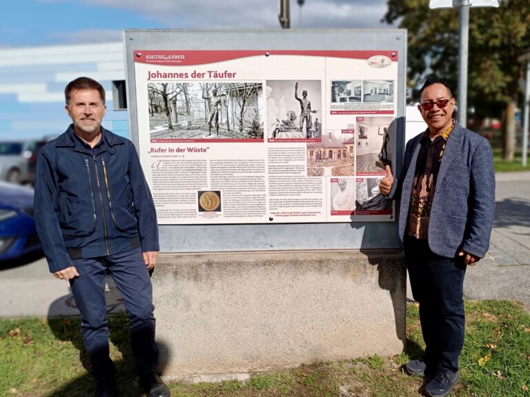 Kulturerleben Tafel Rufer in der Wüste von Joseph Heu, im Bild Ing. Manfred Große und Pfarrer Peter Pascalis Kulturerleben Tafel Rufer in der Wüste von Joseph Heu, im Bild Ing. Manfred Große und Pfarrer Peter Pascalis