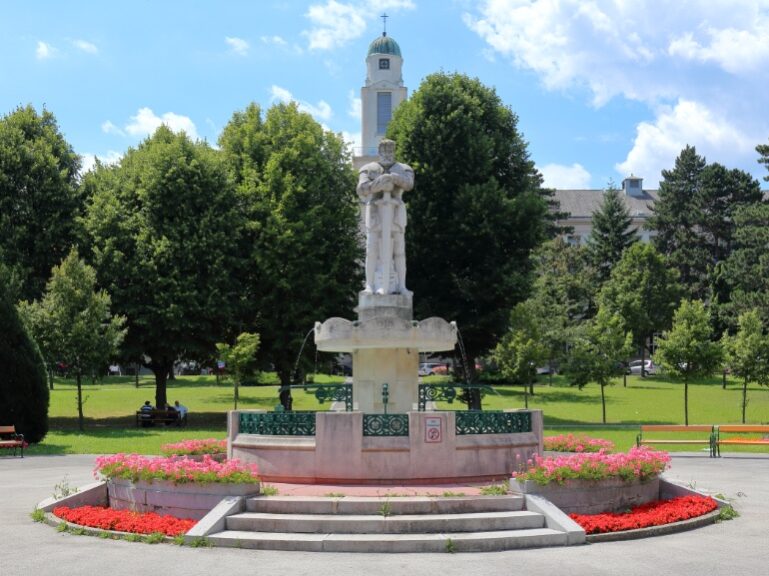 Rolandbrunnen im großen Gartenhof des Krankenhauses Lainz-Hietzing
