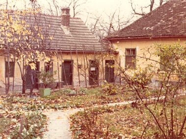 Rufer in der Wüste, Joseph Heu, etwas verdeckt, links im Bild vom alten Pfarrhof Deutsch-Wagram