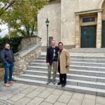 Geschichts- und Stadtführung mit Fritz Quirgst vor der Pfarrkirche Deutsch-Wagram mit Pfarrer Peter Paskalis