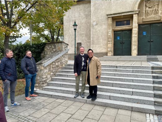 Geschichts- und Stadtführung mit Fritz Quirgst vor der Pfarrkirche Deutsch-Wagram mit Pfarrer Peter Paskalis
