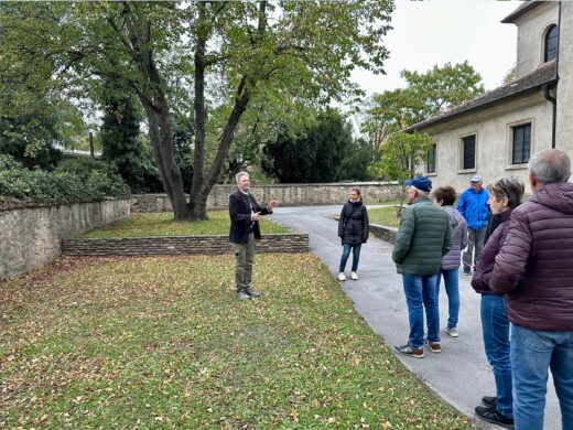 Geschichts- und Stadtführung mit Fritz Quirgst beim früheren Eingang der alten Pfarrkirche Deutsch-Wagram