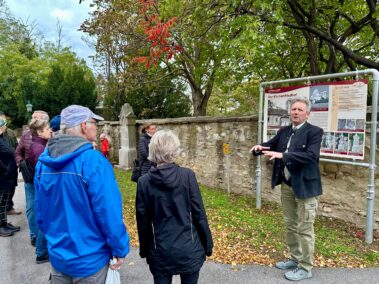 Geschichts- und Stadtführung mit Fritz Quirgst im Kirchenhof vor der neuen Kulturerleben Tafel