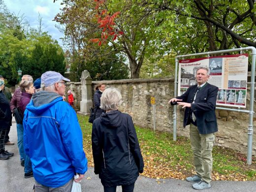 Geschichts- und Stadtführung mit Fritz Quirgst im Kirchenhof vor der neuen Kulturerleben Tafel