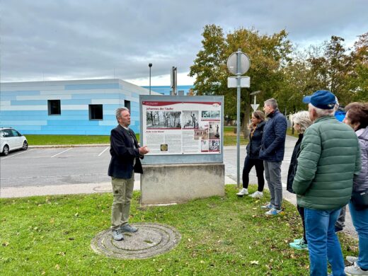Geschichts- und Stadtführung mit Fritz Quirgst vor der der neuen Kulturerleben Tafel Johannes der Täufer - Rufer in der Wüste