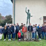 Geschichts- und Stadtführung mit Fritz Quirgst vor der Skulptur Johannes der Täufer - Rufer in der Wüste