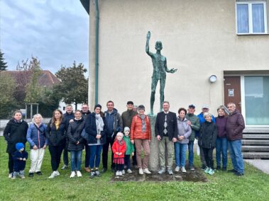 Geschichts- und Stadtführung mit Fritz Quirgst vor der Skulptur Johannes der Täufer - Rufer in der Wüste