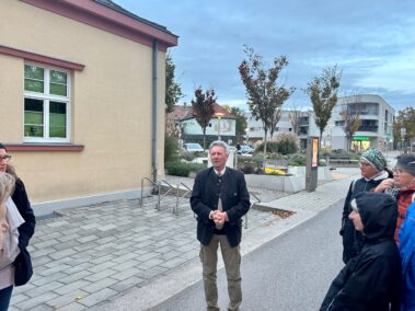 Geschichts- und Stadtführung mit Fritz Quirgst vor der Musikschule