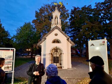 Geschichts- und Stadtführung mit Fritz Quirgst vor der Monumentalkapelle