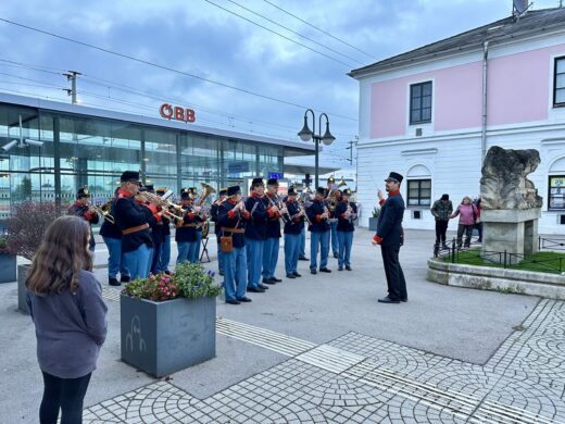 Eröffnung der Langen Nacht der Museen am Bahnhof mit dem Blasorchester der Musikschule Deutsch-Wagram
