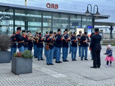 Eröffnung der Langen Nacht der Museen am Bahnhof mit dem Blasorchester der Musikschule Deutsch-Wagram