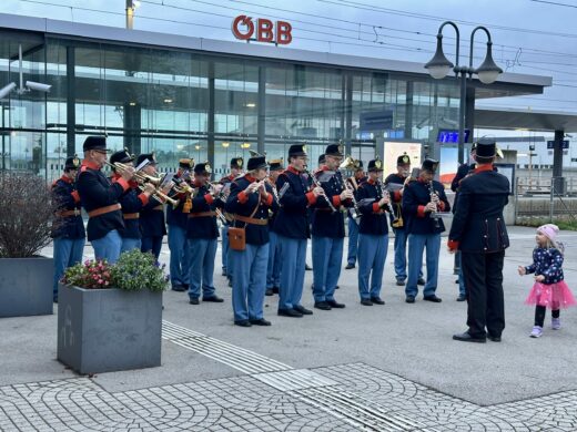 Eröffnung der Langen Nacht der Museen am Bahnhof mit dem Blasorchester der Musikschule Deutsch-Wagram