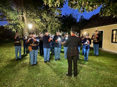 Blasorchester der Musikschule Deutsch-Wagram im Museumsgarten des Erzherzog Carl-Hauses