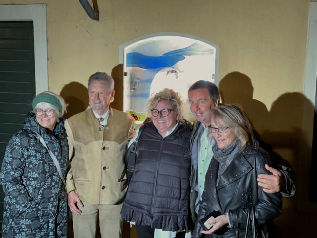 Gemeinderätin Susanne Predl, Museumspräsident Friedrich Quirgst, Bürgermeisterin Ulrike Mühl-Hittinger, Kulturstadtrat Franz Spehn und Gemeinderätin Eva Ewald im Museumsgarten bei der Langen Nacht der Museen