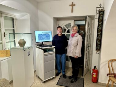 Museumsdirektor des Stadtmuseums Ing. Manfred Groß und Gemeinderätin DI Dr. Bettina Bergauer im Stadtmuseum