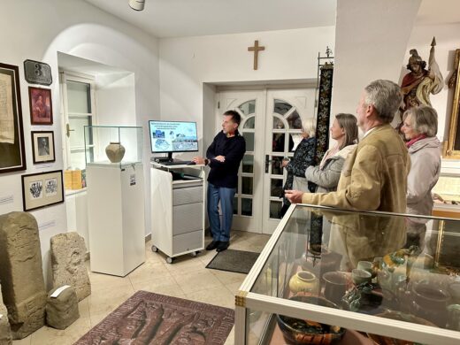 Ing. Manfred Groß bei der Präsentation eines keltischen Gefäßes aus der La Tene-Zeit im Stadtmuseum