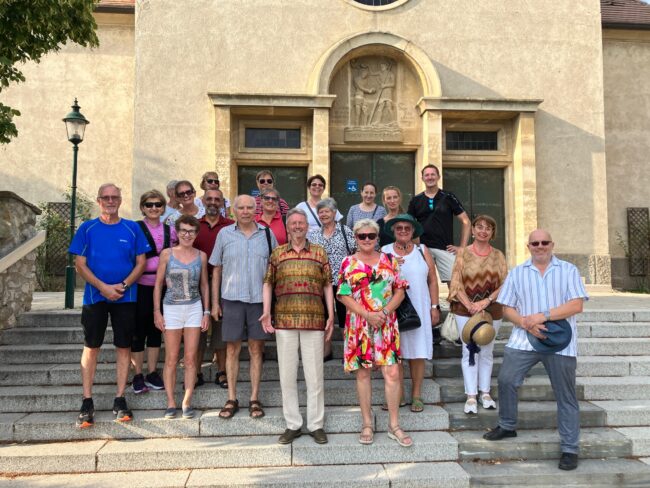 Geschichts- und Stadtführung mit Fritz Quirgst im Angerdorf Deutsch-Wagram vor der Stadtpfarrkirche Geschichts- und Stadtführung mit Fritz Quirgst im Angerdorf Deutsch-Wagram vor der Stadtpfarrkirche