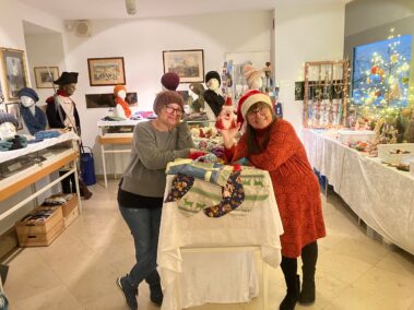 Weihnachtsmarkt im Napoleon- und Stadtmuseum Deutsch-Wagram, Murisa Zulic - Strickwaren und Ursula Weber - Filzarbeiten