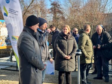 Eröffnung des Kleinwasserkraftwerks am Marchfeldkanal in Deutsch-Wagram. Am Mikrofon: DI Franz Steiner (Geschäftsführer der Betriebsgesellschaft Marchfeldkanal)