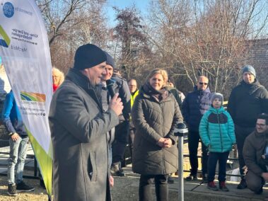 Eröffnung des Kleinwasserkraftwerks am Marchfeldkanal in Deutsch-Wagram. Am Mikrofon: Bernhard Wolfram (Vorsitzender des Kuratoriums der Betriebsgesellschaft Marchfeldkanal und Bürgermeister von Aderklaa)