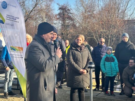 Eröffnung des Kleinwasserkraftwerks am Marchfeldkanal in Deutsch-Wagram. Am Mikrofon: Bernhard Wolfram (Vorsitzender des Kuratoriums der Betriebsgesellschaft Marchfeldkanal und Bürgermeister von Aderklaa)