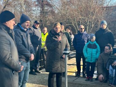 Eröffnung des Kleinwasserkraftwerks am Marchfeldkanal in Deutsch-Wagram. Am Mikrofon: DI Rafaela Obetzhauser, Modellregionsmanagerin (Klima- und Energie-Modellregion Marchfeld)