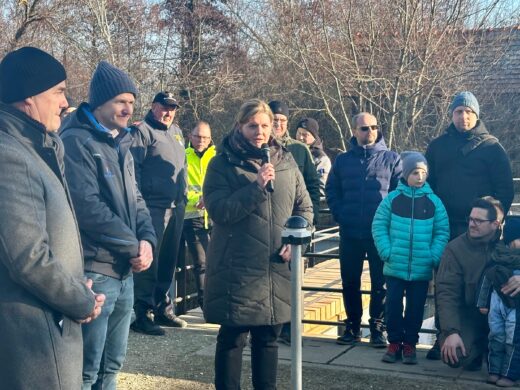 Eröffnung des Kleinwasserkraftwerks am Marchfeldkanal in Deutsch-Wagram. Am Mikrofon: DI Rafaela Obetzhauser, Modellregionsmanagerin (Klima- und Energie-Modellregion Marchfeld)