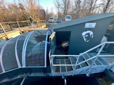 Eröffnung des Kleinwasserkraftwerks am Marchfeldkanal in Deutsch-Wagram. Die Anlage, benannt nach Elvis Presley und geschmückt mit einem monochromen Porträt des Künstlers, wurde am 8. Jänner 2025, seinem 90. Geburtstag, in Betrieb genommen.