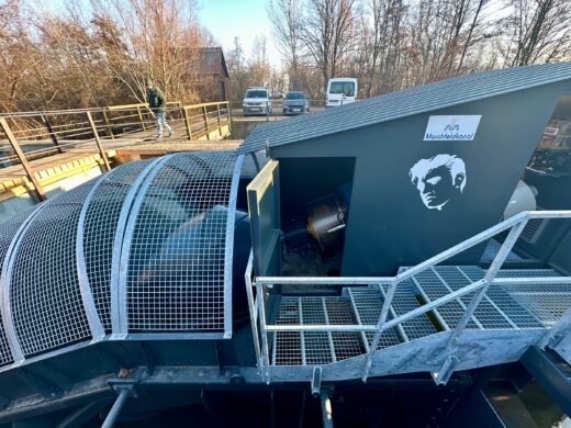 Eröffnung des Kleinwasserkraftwerks am Marchfeldkanal in Deutsch-Wagram. Die Anlage, benannt nach Elvis Presley und geschmückt mit einem monochromen Porträt des Künstlers, wurde am 8. Jänner 2025, seinem 90. Geburtstag, in Betrieb genommen.