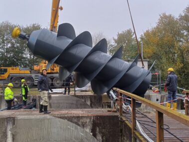 Montage der Schneckenturbine, Kleinwasserkraftwerk Marchfeldkanal in Deutsch-Wagram