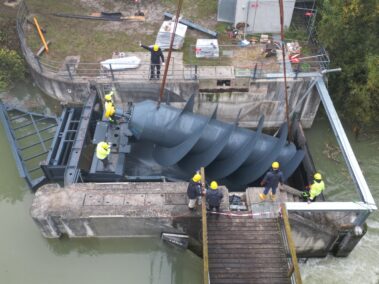 Montage der Schneckenturbine, Kleinwasserkraftwerk Marchfeldkanal in Deutsch-Wagram