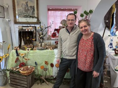 Ostermarkt Deutsch-Wagram 2025, Andrea Schemmel präsentierte wunderschöne Keramik (im Bild gemeinsam mit Mag. Michael Wenzel, Direktor des Napoleonmuseums)