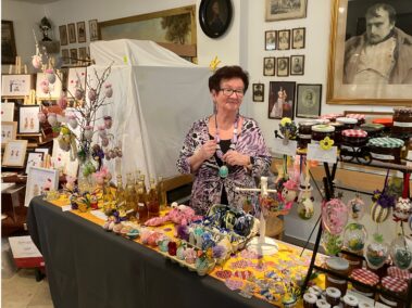 Ostermarkt Deutsch-Wagram 2025, Angela Mikudik verkaufte Marmelade und diverse Basteleien