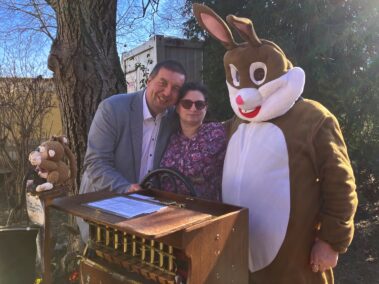Ostermarkt Deutsch-Wagram 2025, Irmela Ebhart, Kamerafrau von TV21, gemeinsam mit dem Osterhasen und Kulturstadtrat Mag. Franz Spehn