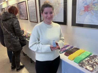 Ostermarkt Deutsch-Wagram 2025, Jaqueline Zulic verkaufte selbst hergestellte Seifen