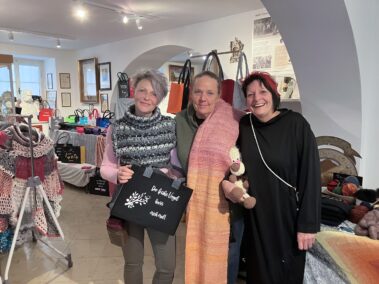 Ostermarkt Deutsch-Wagram 2025, Karin Lukic, Jutta Zavadil und Brigitta Lindenthal boten wunderschöne selbstgemachte Textilien im Stadtmuseum an