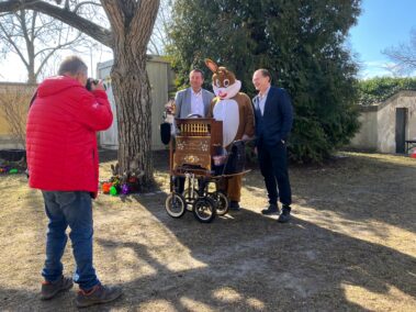 Ostermarkt Deutsch-Wagram 2025, Raimund Mold vom Beziksblatt machte ein nettes Foto vom Osterhasen gemeinsam mit DI Mag. Michael Wenzel und Kulturstadtrat Mag. Franz Spehn