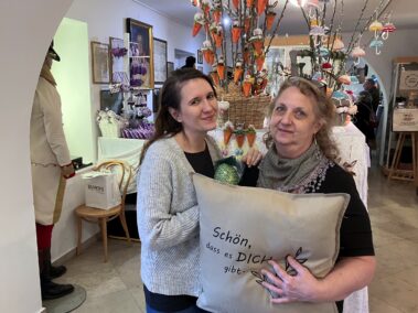 Ostermarkt Deutsch-Wagram 2025, Sandra Niessner und Gerda Norek verkauften zahlreiche liebevoll gefertigte Basteleien