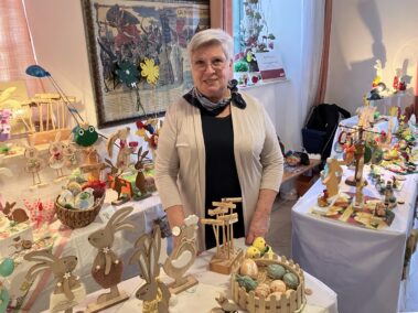 Ostermarkt Deutsch-Wagram 2025, Sigrid Mayer verkaufte Nistkästen und Basteleien aus Holz