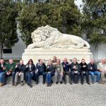 Englische Historikergruppe beim Löwen in Aspern