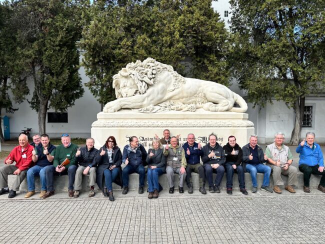 Englische Historikergruppe beim Löwen in Aspern