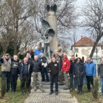 Englische Historikergruppe vor dem Denkmal der Schlacht bei Wagram