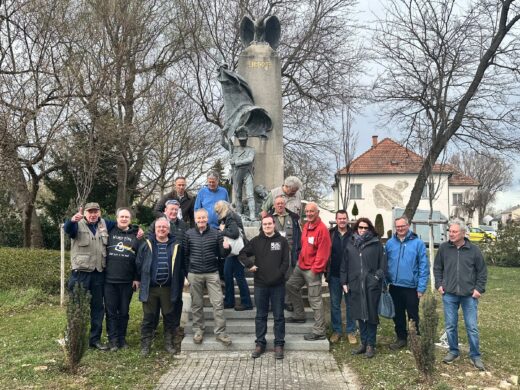 Englische Historikergruppe vor dem Denkmal der Schlacht bei Wagram