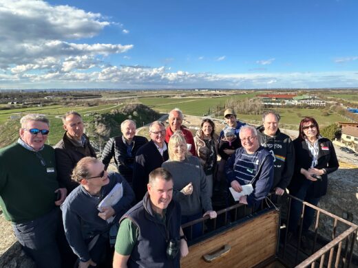 Englische Historikergruppe auf dem Turm der Kirchenruine St. Martin in Markgrafneusiedl