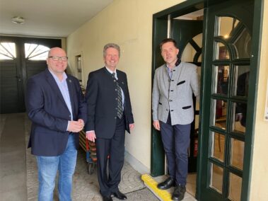 Bürgermeister Markus Mentl-Weigl, Museumspräsident Friedrich Quirgst und Direktor des neuen Stadtmuseums. (Eingang Stadtmuseum Deutsch-Wagram)