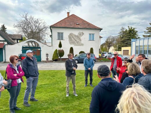 Geschichts- und Stadtführung mit Fritz Quirgst. Im alten Dorf vor der alten Schmiede.