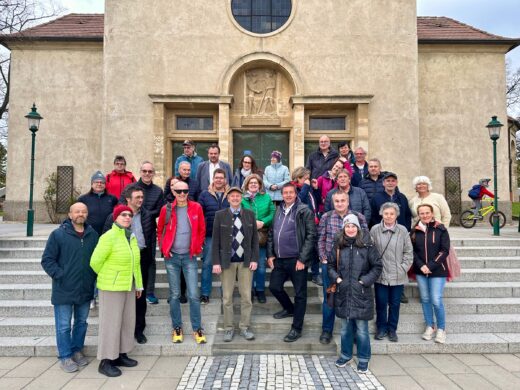Geschichts- und Stadtführung mit Fritz Quirgst. Vor der Pfarrkirche.