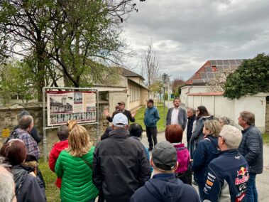 Geschichts- und Stadtführung mit Fritz Quirgst. Kultur[er]leben-Tafel am Kirchhof.