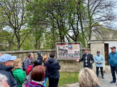 Geschichts- und Stadtführung mit Fritz Quirgst. Kultur[er]leben-Tafel am Kirchhof.